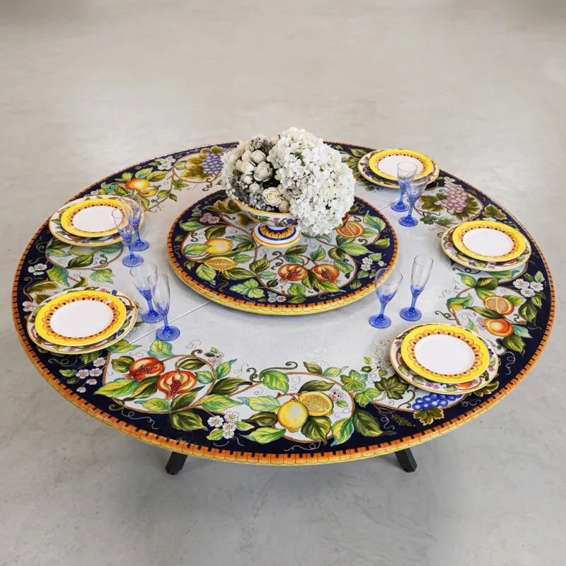 Luxus Runder Keramik Lazy Susan Gartentisch mit Handbemaltem Fruchtmotiv Vorderansicht von Luxury Group International