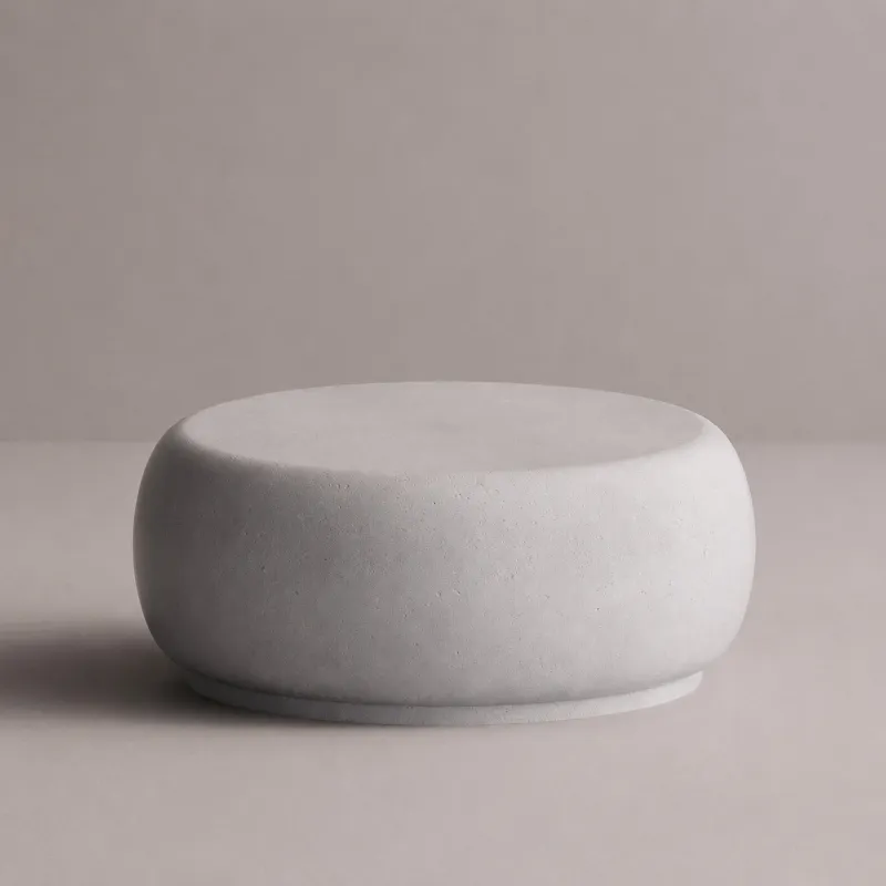 Table Basse Ronde de Luxe au Design Sculptural Imitation Pierre par Luxury Group International