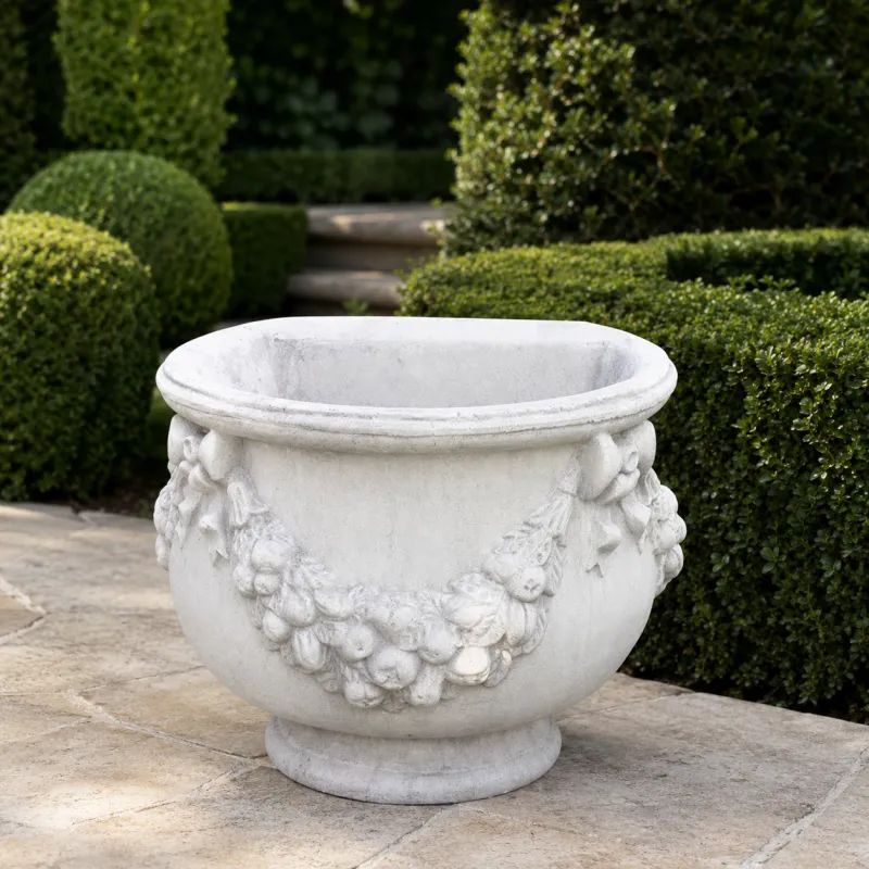 Jardinière de Jardin Arrondie de Luxe avec Relief Guirlande de Fruits Sculptée - Jardinières de Luxe Vue de face par Luxury Group International