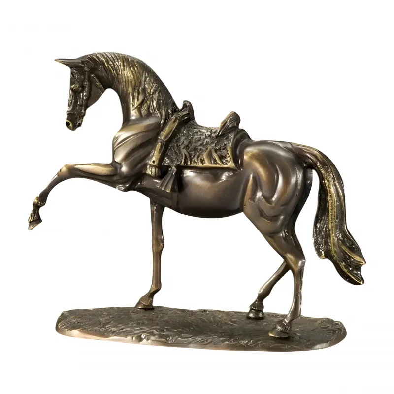 Luxus-Bronzeskulptur eines gesattelten Pferdes mit erhobenem Bein Vorderansicht von Luxury Group International