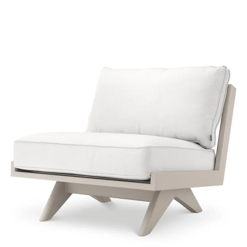 Luxuriöser Sand-Liegestuhl für den Außenbereich mit weißen Sunbrella-Kissen – 80 cm – Luxus-Hotelmöbel Vorderansicht von Luxury Group International