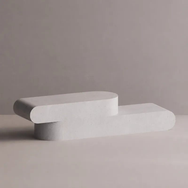 Luxuriöse skulpturale TV-Konsole aus Beton mit asymmetrischem, geschwungenem Design – modernes Möbelstück von Luxury Group International