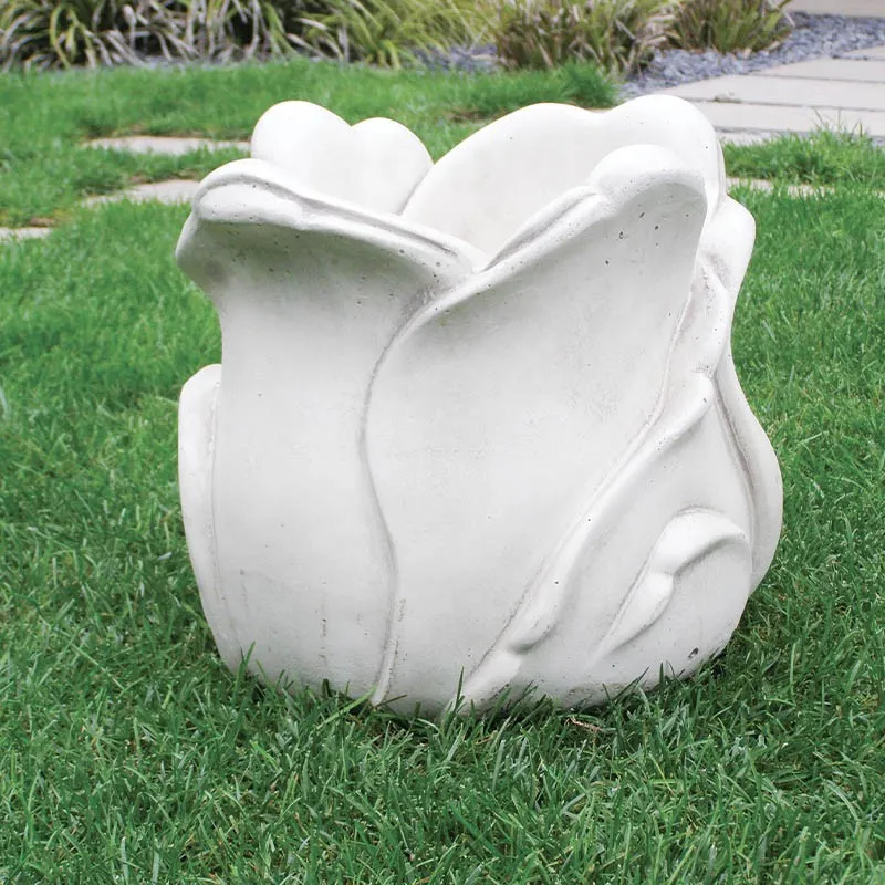 Luxuriöser Skulpturaler Gartenpflanzer in Blütenknospenform mit Geschichteten Blütenblättern – Luxus Pflanzgefäße Luxuriöser Skulpturaler Gartenpflanzer in Blütenknospenform mit Geschichteten Blütenblättern – Luxus Pflanzgefäße Vorderansicht von Luxury Group International