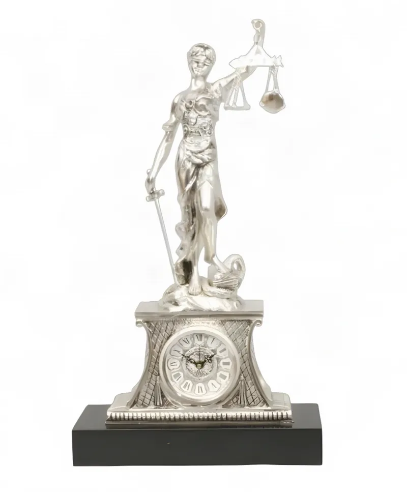 Orologio da Tavolo di Lusso in Bronzo Placcato Argento con Scultura della Giustizia su Base Nera Vista frontale di Luxury Group International