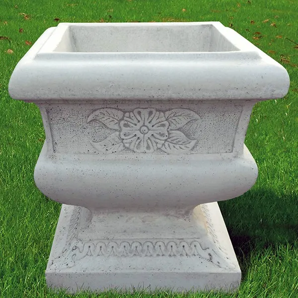 Jardinière Carrée de Luxe avec Panneau Floral Sculpté et Base Évasée - Jardinières de Luxe Vue de face par Luxury Group International