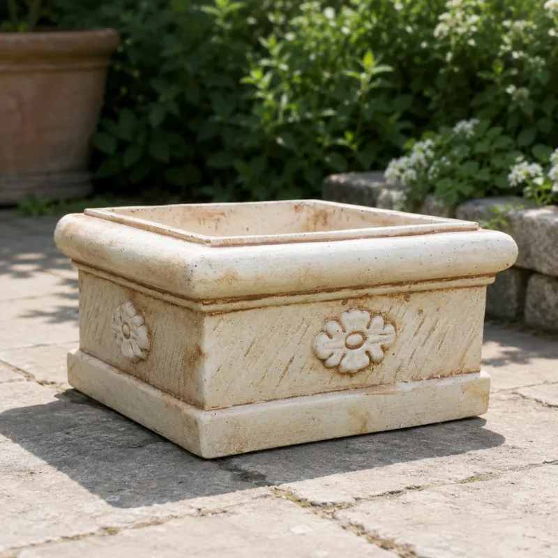 Luxus Quadratischer Gartenpflanzer mit Skulptiertem Floralen Rosettenrelief - Luxus Pflanzgefäße Luxus Quadratischer Gartenpflanzer mit Skulptiertem Floralen Rosettenrelief - Luxus Pflanzgefäße Vorderansicht von Luxury Group International