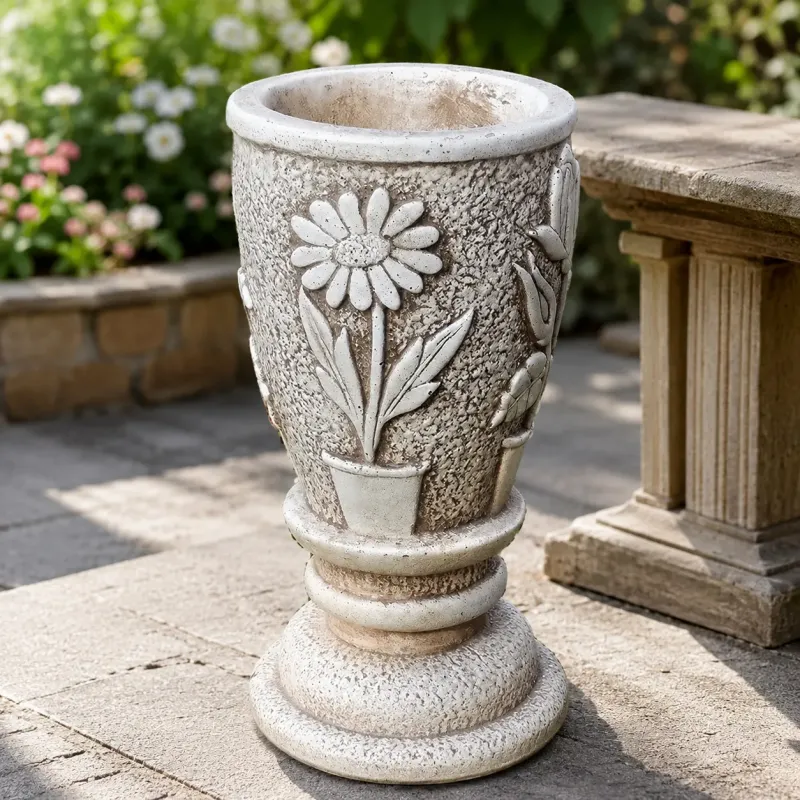 Luxus Hoher Runder Gartenpflanzer mit Skulptiertem Kamillen-Blütenrelief – Luxus Pflanzgefäße Luxus Hoher Runder Gartenpflanzer mit Skulptiertem Kamillen-Blütenrelief – Luxus Pflanzgefäße Vorderansicht von Luxury Group International