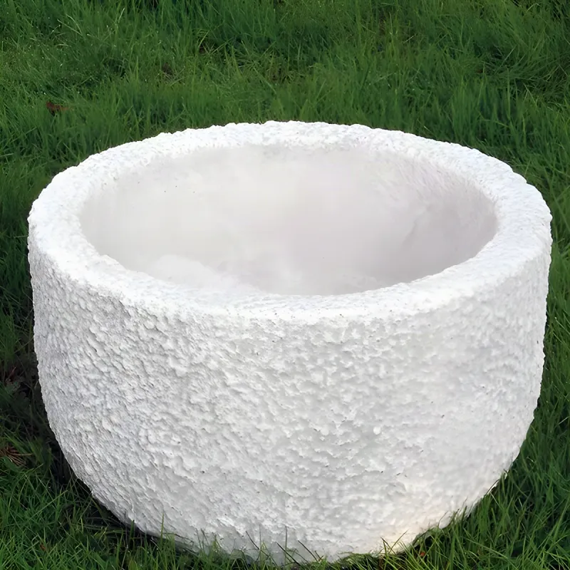 Jardinière ronde texturée de luxe avec finition pierre rustique - Jardinières de luxe Vue de face par Luxury Group International
