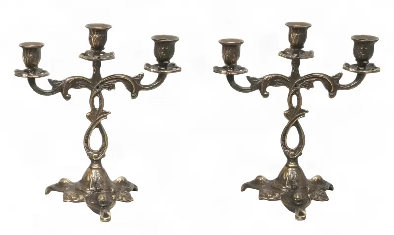 Luxus-Dreiflammiger Bronze-Kerzenhalter im Paar mit barocker Rankensockel - Kerzenhalter von Luxury Group International