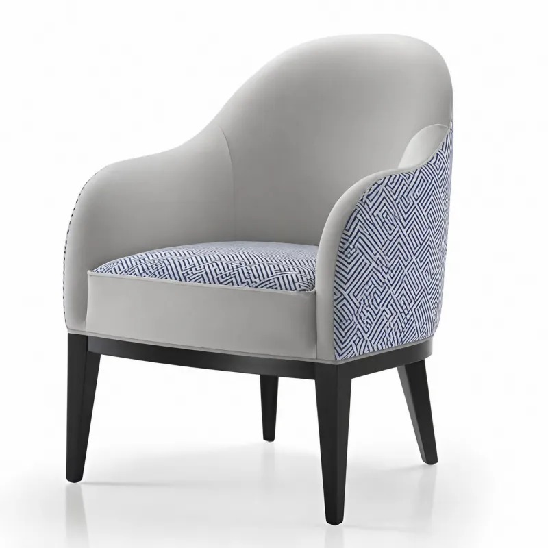Luxus gepolsterter Sessel aus weichem elfenbeinfarbenem Stoff mit blauer geometrischer Rückenlehne und mattschwarzen Holzbeinen Vorderansicht von Luxury Group International