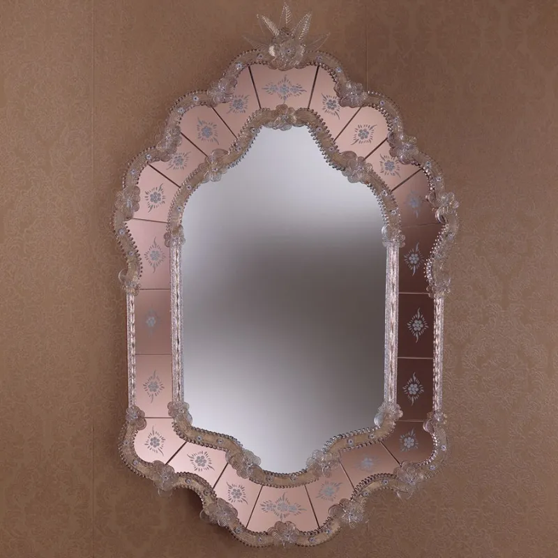 Miroir Mural en Verre de Style Vénitien de Luxe avec Cadre en Cristal Floral Teinté Rose Vue de face par Luxury Group International