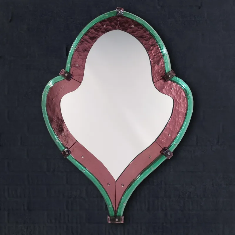 Miroir Mural de Luxe avec Cadre Sculptural en Goutte d'Eau en Verre Martelé Vert et Bordeaux Vue de face par Luxury Group International