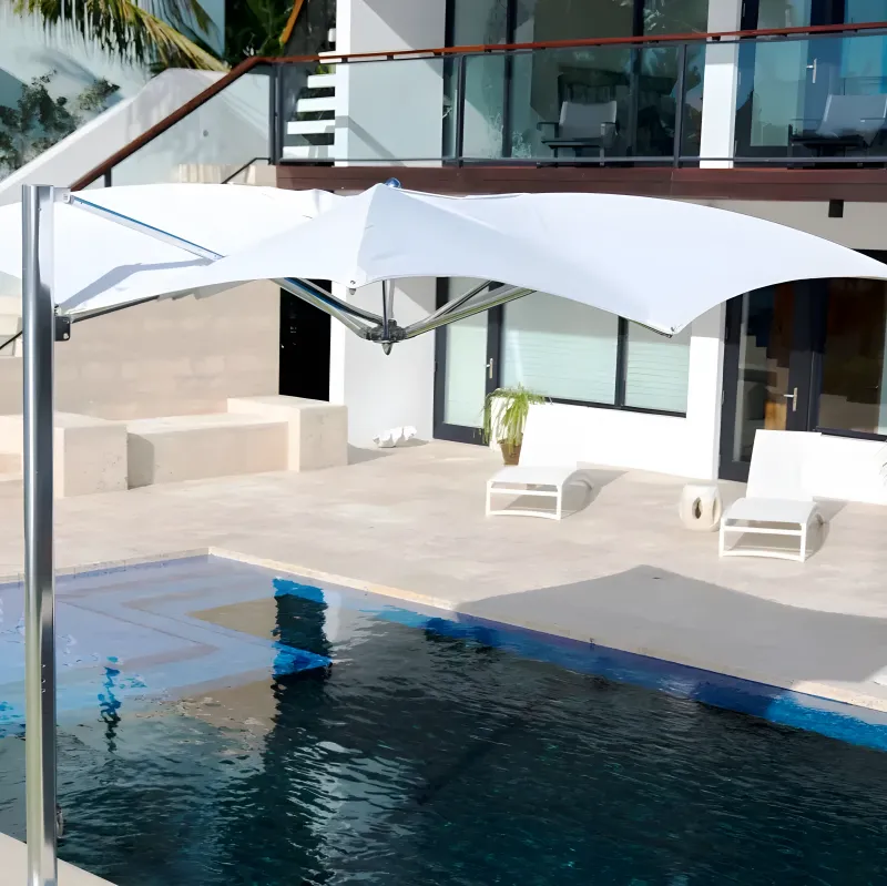 Parasol d'extérieur à bras articulé Luxury Wave avec mât latéral en bois pour patio Vue lifestyle par Luxury Group International