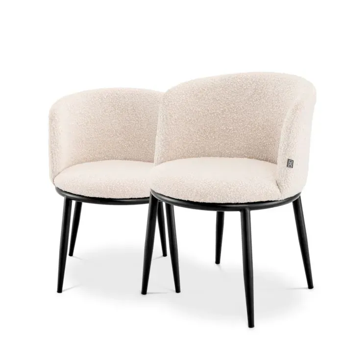 Luxuriöse weiße Bouclé-Esszimmerstühle mit schwarzem Metallgestell, 2er-Set – Luxus-Hotelmöbel Vorderansicht von Luxury Group International