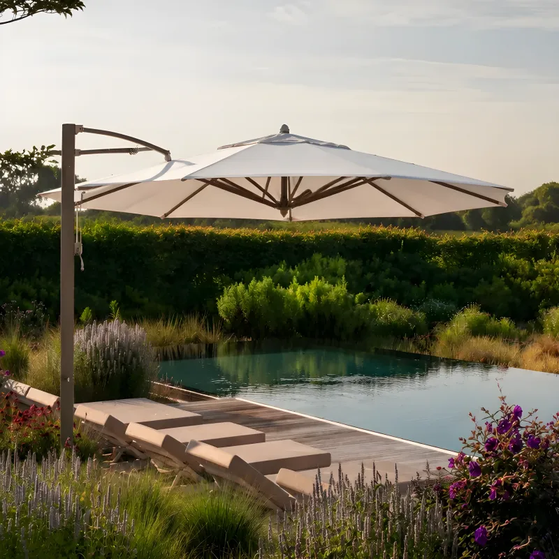 Parasol déporté blanc de luxe avec mât latéral en bois naturel Vue de face par Luxury Group International