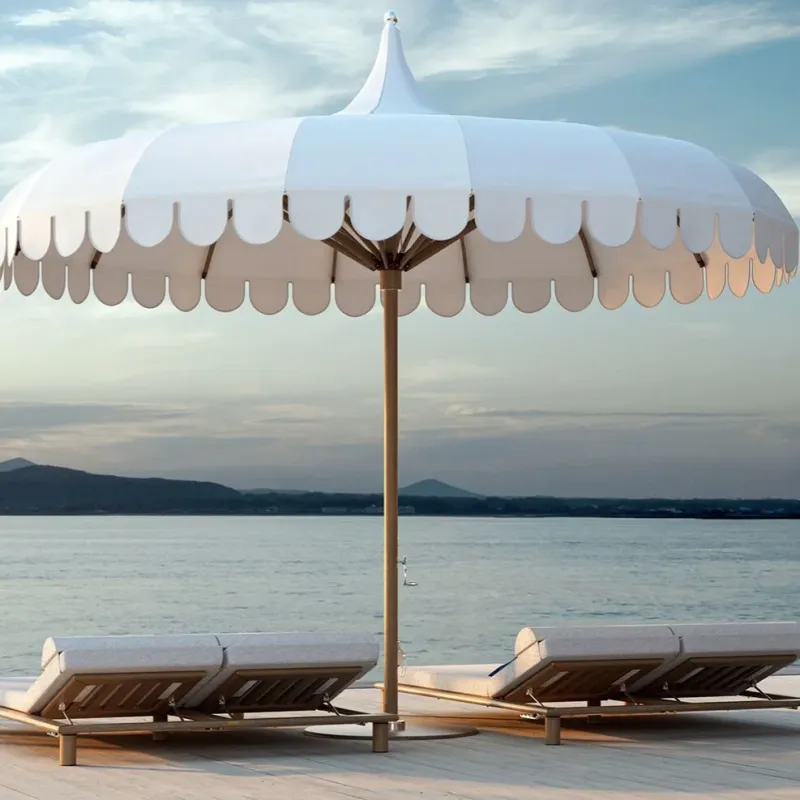 Parasol Blanc de Luxe à Bordure Festonnée avec Mât en Bois pour Patio & Bord de Piscine Vue de face par Luxury Group International