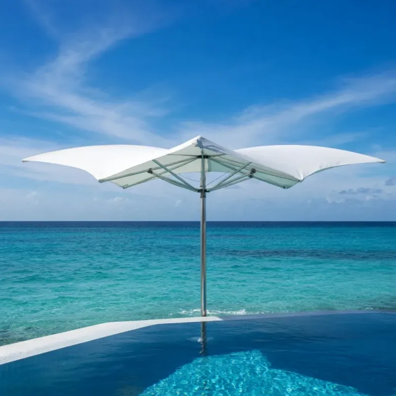 Parasol d'extérieur de luxe à voile blanche ondulée avec structure en bois pour bord de piscine Vue de face par Luxury Group International