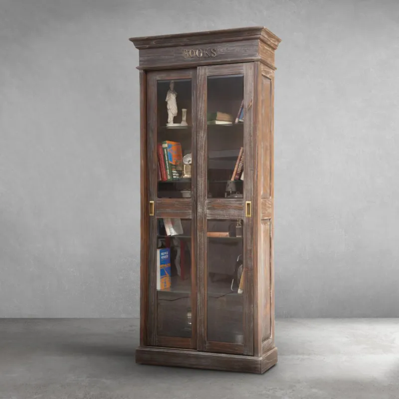Vitrine en Bois de Luxe avec Portes Coulissantes en Verre et Poignées en Laiton - Armoire d'Exposition de Luxe Vue de face par Luxury Group International