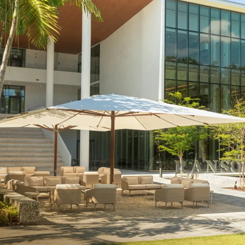 Parasol d'extérieur en bois de luxe avec toile blanche pour jardin et terrasse Vue de face par Luxury Group International