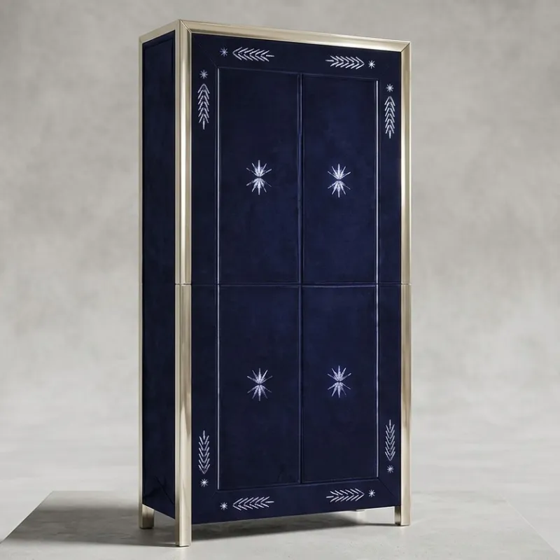 Midnight Blue Luxus Kleiderschrank mit silbernen Sternstrahl-Gravurtüren Vorderansicht von Luxury Group International