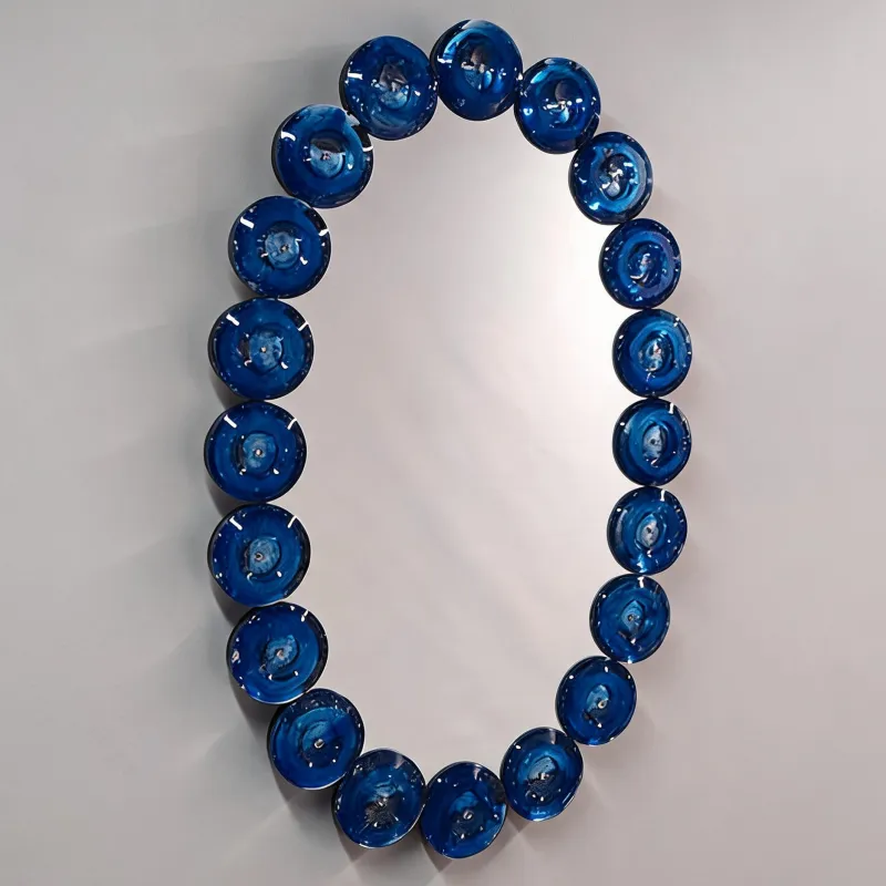 Miroir Mural Ovale de Luxe Moderne avec Cadre en Verre à Disques Bleu Saphir Vue de face par Luxury Group International