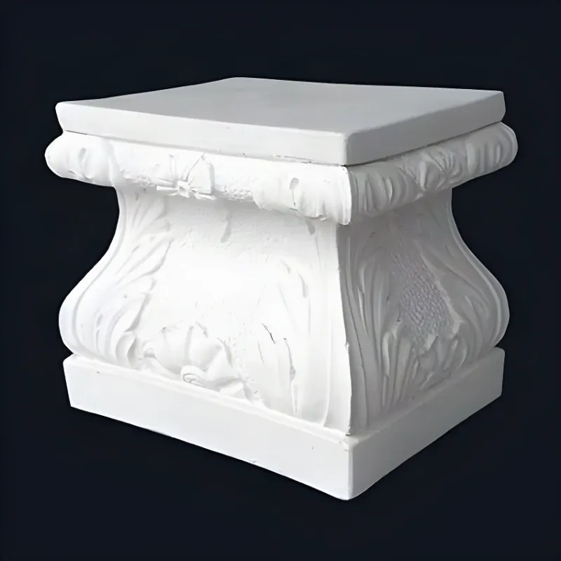 Ornamentales Luxus-Gartenpodest mit skulptiertem Akanthus-Relief und geformtem Oberteil – Gartendekoration Vorderansicht von Luxury Group International