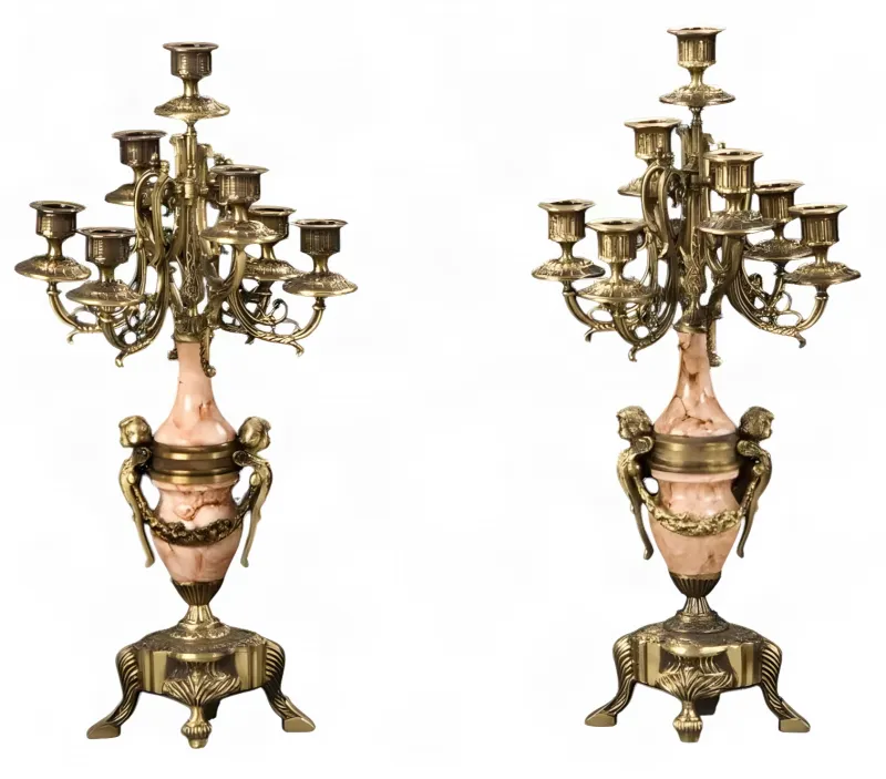 Par de Candelabros de Bronce de Lujo Barrocos con Cuerpos en Forma de Urna Rosa y Asas Figurativas Vista frontal por Luxury Group International