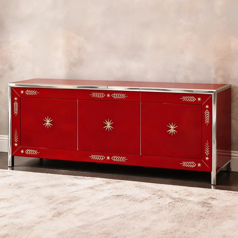 Rotes zeitgenössisches Luxus-Sideboard mit goldenen, sternförmig gravierten Türen Vorderansicht von Luxury Group International