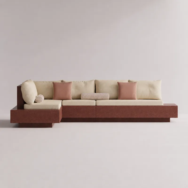Ruby Red Luxus L-förmiges Betonsofa mit cremefarbenen Kissen – Gartenmöbel Vorderansicht von Luxury Group International