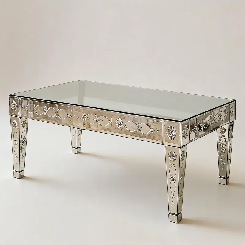 Luxus-Couchtisch aus verspiegeltem Glas mit Silberauflage und handgravierten floralen Details Vorderansicht von Luxury Group International