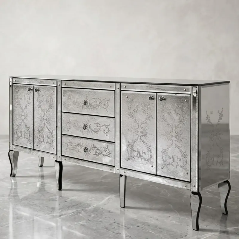 Venetianisches Luxus-Sideboard mit floraler Gravur und silbernen Facettenspiegel-Türen Vorderansicht von Luxury Group International