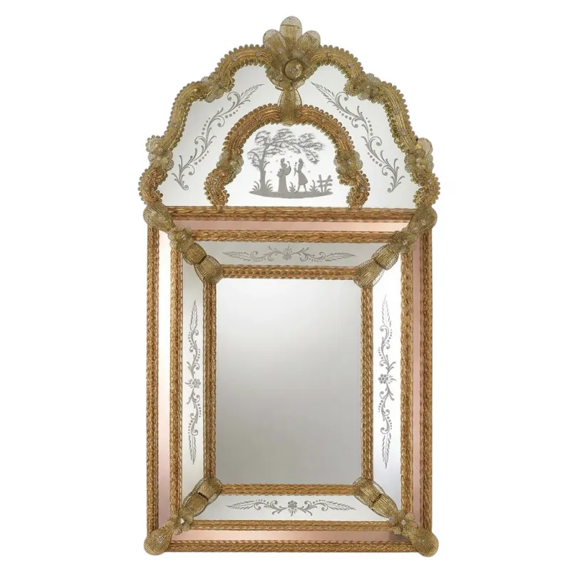 Miroir Mural de Luxe Style Baroque Vénitien avec Couronne Ornée et Cadre en Verre Gravé à la Main Fini Or Vue de face par Luxury Group International