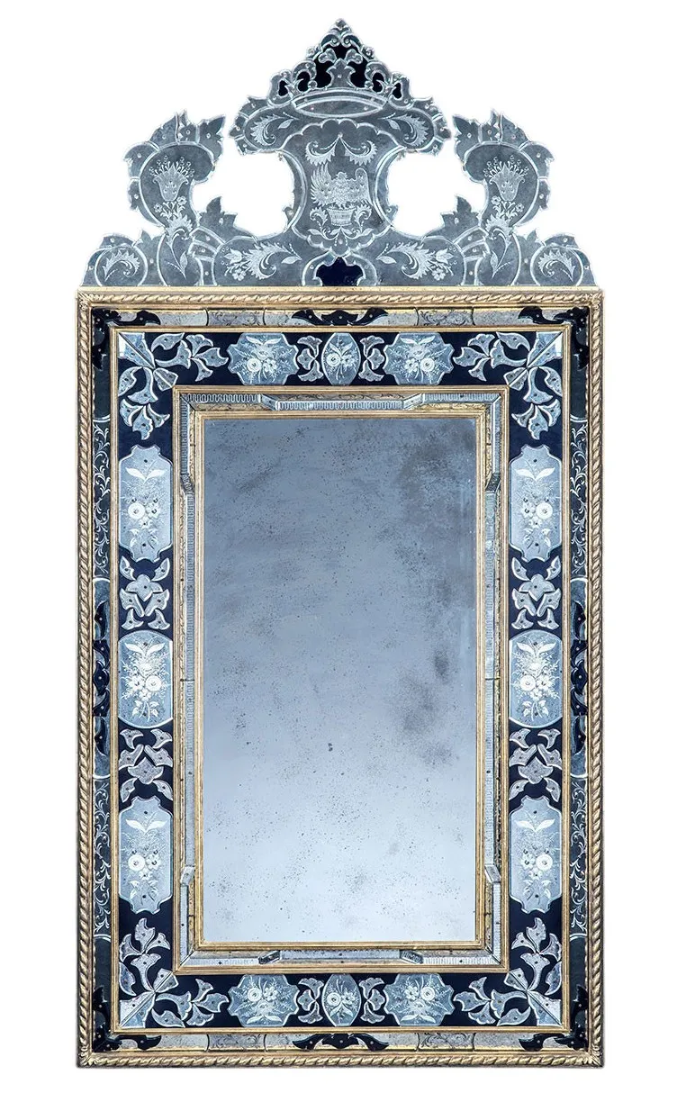 Grand Miroir Mural de Style Vénitien Luxe avec Couronne en Cristal Argentée Ornée & Cadre Baroque Doré Vue de face par Luxury Group International