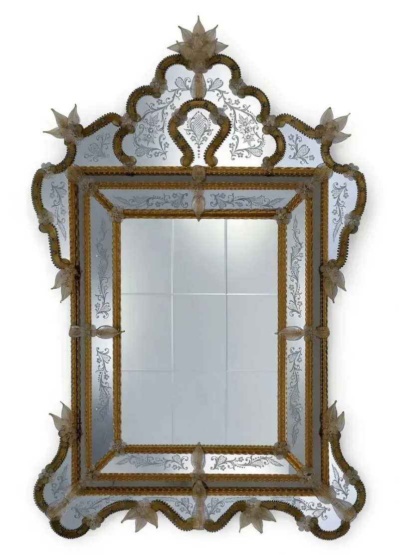 Miroir Mural Baroque de Luxe Style Vénitien avec Cime de Couronne Ornée dans un Cadre en Verre Floral Gravé à la Main Vue de face par Luxury Group International