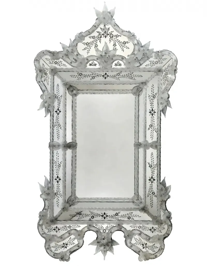 Miroir Mural Baroque Argenté de Style Vénitien avec Cime de Couronne Ornée dans un Cadre en Verre Gravé à la Main Vue de face par Luxury Group International