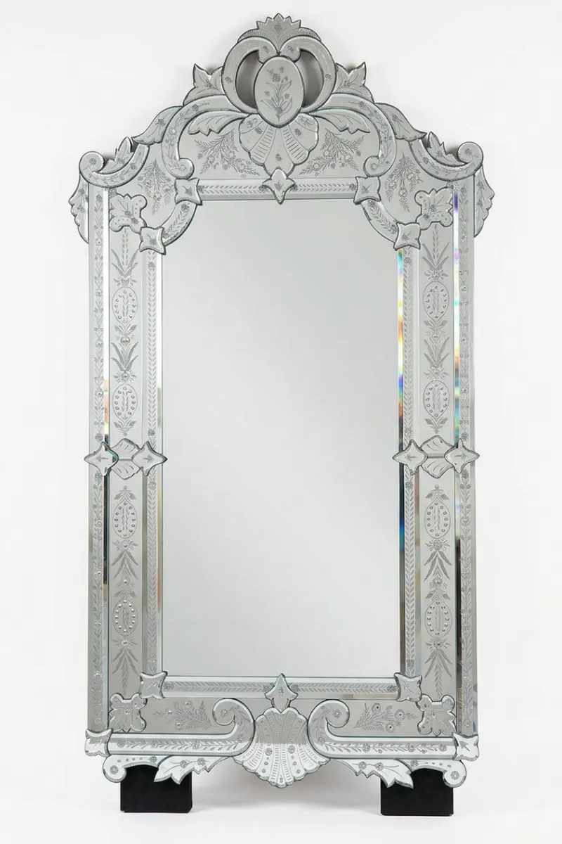 Venetian Style Luxury Wall Mirror with Etched Floral Crown and Ornate Baroque Silver Frame Vue de face par Luxury Group International