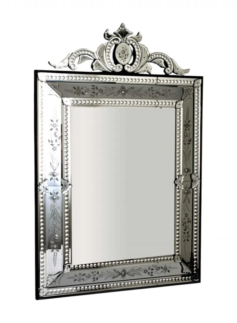 Miroir Mural de Luxe Style Vénitien avec Cadre Argenté à Perles et Cime Baroque Ornée Vue de face par Luxury Group International