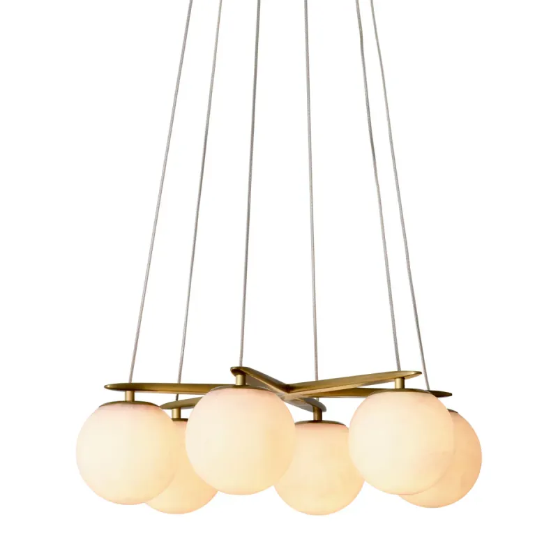 Warmer moderner Luxus-Kronleuchter aus antikgoldenem Messing mit fünf mattierten Glasgloben von Luxury Group International