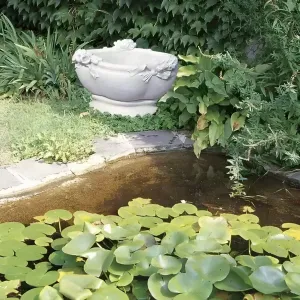 Jardinière ovale de luxe avec bouquets floraux sculptés et reliefs de rubans - Jardinières de luxe Vue lifestyle par Luxury Group International