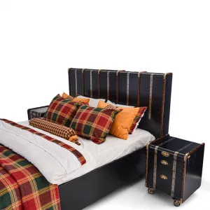 Luxus Schwarzes Metallbett mit Messingbeschichtung und markantem Kopfteil – Luxusbett Detailansicht von Luxury Group International