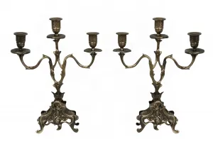 Paire de Luxe de Bougeoirs Baroques en Bronze à Trois Lumières avec Base Feuillagée Ornée - Bougeoir par Luxury Group International