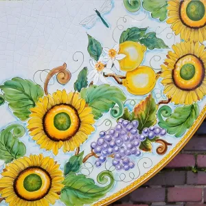 Luxus Runder Keramik-Außentisch mit Handbemaltem Sonnenblumen-Zitronen-Motiv Detailansicht von Luxury Group International