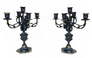 Paire de Luxe de Bougeoirs Baroques en Bronze à Cinq Lumières en Forme d'Ananas avec Finition Peinte à la Main Vue de face par Luxury Group International
