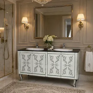Doppelwaschbecken Luxus Badezimmer-Waschtisch mit floral gravierten Schranktüren Lifestyle-Ansicht von Luxury Group International