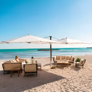 Parasol d'extérieur de luxe à double toile avec structure en bois pour bord de piscine Vue de côté par Luxury Group International