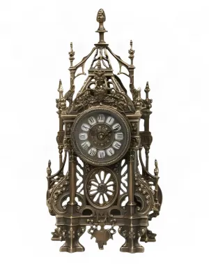 Horloge de Table de Luxe en Bronze Antique avec Flèches Gothiques Baroques et Cadre Ajouré Vue de face par Luxury Group International
