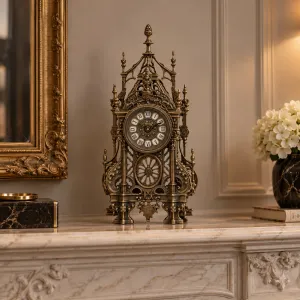 Horloge de Table de Luxe en Bronze Antique avec Flèches Gothiques Baroques et Cadre Ajouré Vue lifestyle par Luxury Group International