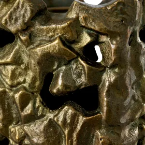 Portacandele scultoreo a colonna in bronzo anticato con texture traforata - Arredamento per hotel di lusso Vista dettaglio di Luxury Group International