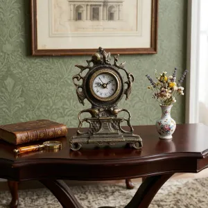 Antike Luxus-Bronze-Tischuhr mit Skulptiertem Blumenwappen & Durchbrochener Scroll-Basis Lifestyle-Ansicht von Luxury Group International