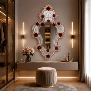 Miroir Mural de Luxe Vénitien Antique avec Accents Floraux Rouges dans un Cadre en Verre Baroque Gravé à la Main Vue lifestyle par Luxury Group International